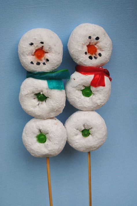 ALEGRE Y GOLOSINAS DE VACACIONES LINDOS Snowman On A Stick, Snowman Donuts, Holiday Donuts, School Christmas Party, Kids Christmas Party, Holiday Snacks, Diy Snowman, Christmas Breakfast, On A Stick