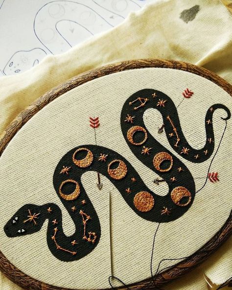 Connection Spiritual, 자수 디자인, Spiritual Connection, A Snake, Pompeii, Embroidery Inspiration, Hoop Art, Embroidery And Stitching, Embroidery Projects