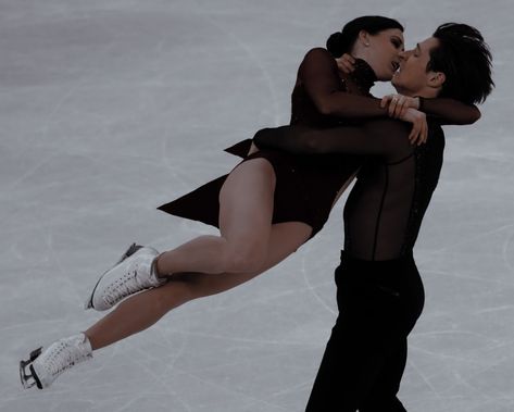 Pairs Figure Skating, Virtue And Moir, Tessa Virtue Scott Moir, Figure Ice Skates, Tessa And Scott, Scott Moir, Skating Aesthetic, Ice Dance, Body Reference Poses