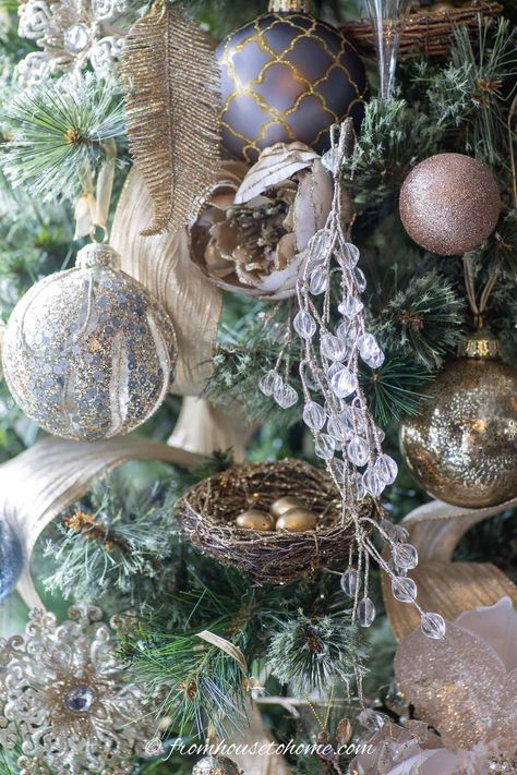 Mixed Metals Christmas, Christmas Tree Decor Ideas, Tree Decor Ideas, Traditional Holiday Decor, Retro Ornaments, Metal Christmas Tree, Fabulous Christmas, Christmas Tree Decor, Traditional Christmas