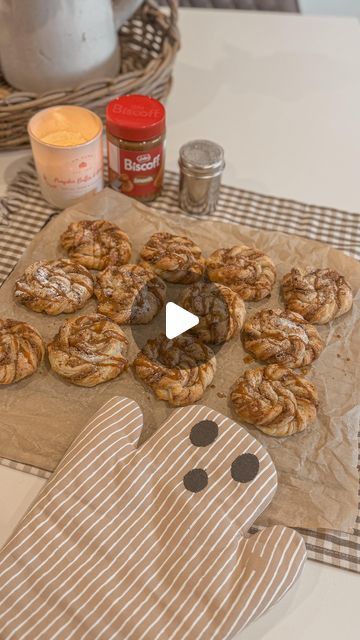 Laura Mountford on Instagram: "my biscoff obsession continues and these puff pastry swirls were so quick and easy to make. You could also make them with Nutella if you prefer🤎✨

(Save to try later)

Shopping list:
•2 sheets puff pastry
•Jar of biscoff spread
•Pack of Biscoff Biscuits
•Caramel drizzle
•Icing sugar

Recipe:
✨Roll out one sheet of puff pastry
✨Spread the Biscoff over the pastry
✨Sprinkle with some crushed biscoff biscuits 
✨Add the other sheet of puff pastry on top
✨Cut the pastry into strips
✨Twist the strips and roll into spiral shapes
✨Bake for 12 minutes at 220c
✨Remove from the oven and sprinkle with icing sugar and caramel drizzle
…Enjoy🥰" Biscoff Puff Pastry Tree, Biscoff Pastry, Biscoff Puff Pastry Twists, Icing Sugar Recipe, Nutella Christmas Star Puff Pastry, Puff Pastry Swirls, Nutella Twists Puff Pastries, Pastry Swirls, Drizzle Icing