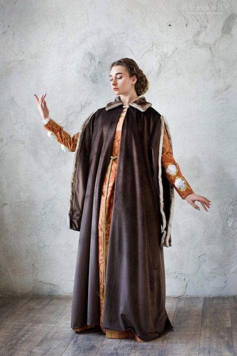 Ren Faire Costume Women, Gown Cape, 16th Century Clothing, Medieval Fair, Tudor Costumes, Ren Faire Costume, Medieval Gown, Historical Dress, Italian Dress