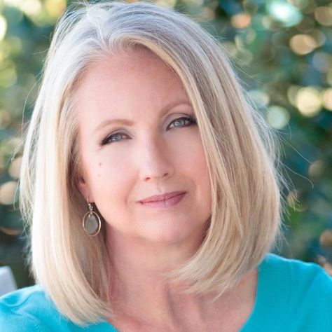 How to Resist the Urge to...Get Defensive - Kay Harms Hair Bobs, Lob Haircuts, Stacked Bobs, Medium Haircuts, Haircut For Older Women, Celebrity Trends, Hair Makeover, Silver Fox, Pretty Hair