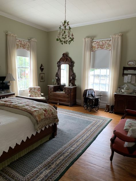 Curtains Room Ideas, Traditional Bedroom Aesthetic, Lots Of Rugs On Floor, Antique Room Ideas Bedrooms, Old Timey Bedroom, Period Bedroom Ideas, Old Fashioned Bedroom Ideas, Simple Victorian Bedroom, Antique Bedroom Ideas Victorian