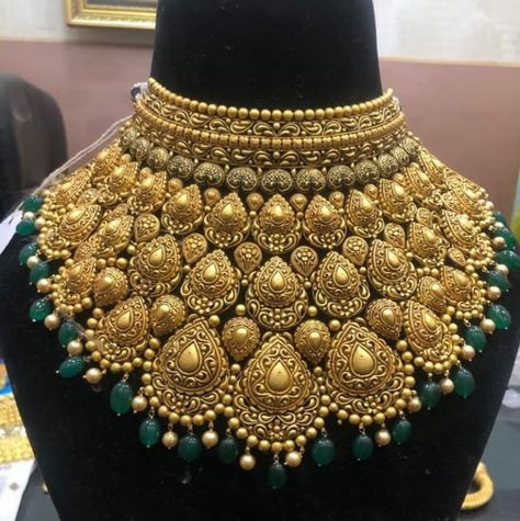 Gold Jewelry Prom, Unique Gold Jewelry Designs, Wedding Jewelry Sets Bridal Jewellery, Gold Jewels Design, Bridal Necklace Designs, Indian Wedding Jewelry Sets, Indian Bridal Jewelry Sets, Bridal Jewellery Design, Fancy Jewelry Necklace