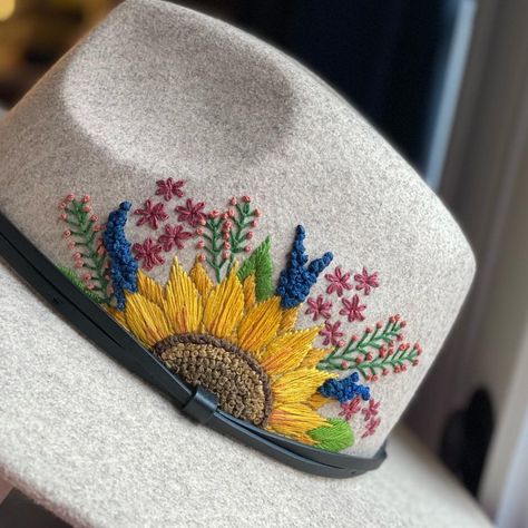 Embroidered Wide Brim Hat, Felt Hat Embroidery, Embroidered Hat Diy, Embroidered Felt Hat, Hat Embroidery Ideas, Embroidered Fedora, Custom Hat Ideas, Embroidery On Hats, Embroidered Hats Ideas