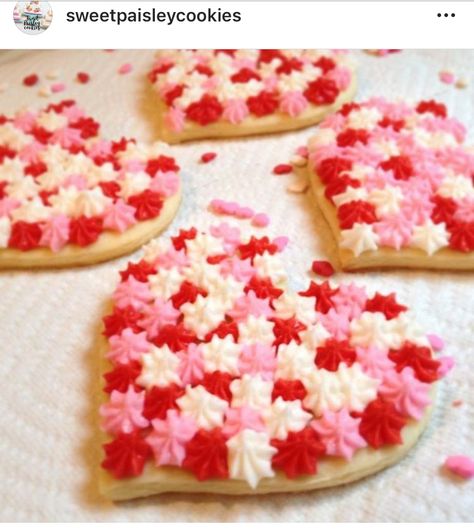 Heart Cookies Decorated, Valentines Cakes And Cupcakes, Valentines Cakes, Heart Shaped Sugar Cookies, Valentine Sweets, Valentine Stuff, Valentine Cookies Decorated, Valentines Recipes Desserts, Cookies Cupcake