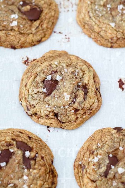 These Soft and Chewy Brown Butter Chocolate chip cookies are made with a nutty brown butter, chunks of dark chocolate and a touch of sea salt on top. They are perfectly crispy on the edges but soft and chewy in the middle. #chocolatechipcookies #chocolatechipcookierecipe #easychocolatechipcookies #brownbutterchocolatechipcookie Brown Butter Cookies Chocolate Chip, Simple Chocolate Chip Cookie Recipe, Butter Cookies Easy, Salted Chocolate Chip Cookies, Brown Butter Chocolate Chip, Brown Butter Cookies, Brown Butter Chocolate Chip Cookies, Easy Chocolate Chip Cookies, Chocolate Chip Cookie Recipe