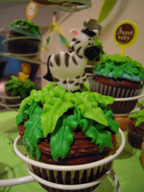 Jungle Cupcakes Jungle Party Cupcakes, Jungle Party Food, Lion Guard Birthday Party, Jungle Cupcakes, Jungle Book Party, Butterfly Garden Party, Snake Party, Jungle Safari Party, Safari Cakes