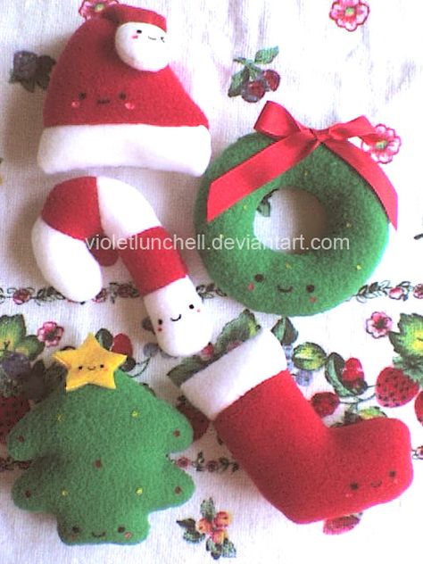 cute christmas plushies by *VioletLunchell on deviantART Christmas Plushies Diy, Homemade Squishies, Plushies Diy, Squishies Kawaii, Hand Sewing Projects, Handmade Plushies, Diy Keychain, Felt Christmas Ornaments, Felt Christmas