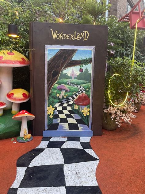 Alice In Wonderland Props, Alice In Wonderland Garden, Alice In Wonderland Diy, Alice In Wonderland Decorations, Alice In Wonderland Tea Party Birthday, Alice In Wonderland Aesthetic, Alice Tea Party, Mad Hatter Party, Alice In Wonderland Birthday