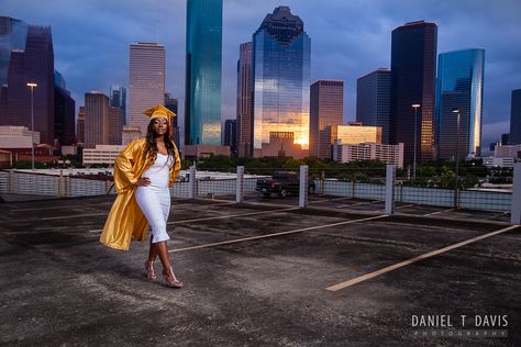 Houston Graduation Photos, Houston Photoshoot Locations, Graduation Photos College, Graduation Pic, Outdoor Graduation, 44th Birthday, Houston Skyline, City Theme, Birthday Picture