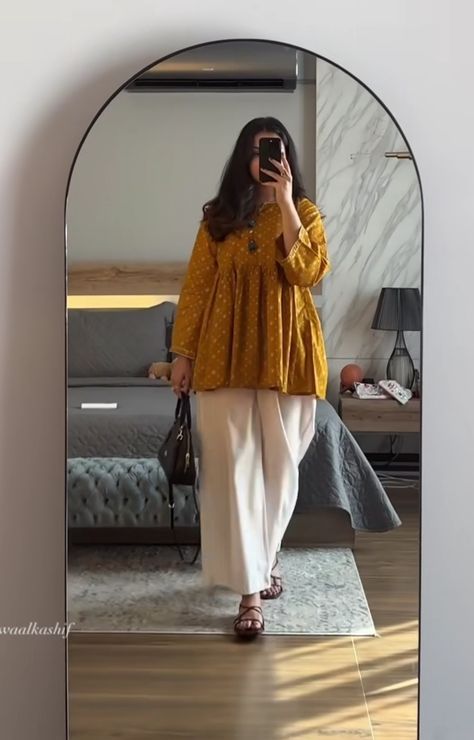 Casual Home Outfits Pakistani, Desi Simple Outfits, Pakistani Dress Design Casual Indian Fashion, Kurti Outfits For Women, Pakistani Kurti Designs Casual Summer, Pakistani Outfit Ideas, Pakistani Casual Wear Simple, Winter Ethnic Outfits, Simple Ethnic Outfits