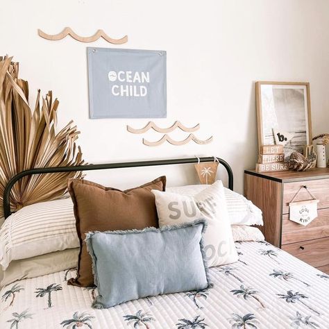 Neutral Boys Decor, Clothing & Accessories ♡ on Instagram: "This space is literally perfection 🤩 Hands up if you want this to be your bedroom 🙋🏼‍♀️🙋🏼‍♀️🙋🏼‍♀️ #kidsroom #kidsroomdecor #kidsroominspiration #kidsroomdecoration #kidsroomideas #boysroomdecor #boysroom #boysroominspo #boysrooms #boysroomideas #boysroomstyling #toddlersroom #nurserydecor #nurseryinspo #neutraldecor #neutraltones #neutralhomestolove #neutralnursery #neutralnurserydecor #playroominspo #playroomdecor #playroomideas Ocean Bedroom Kids, Kids Coastal Bedroom, Surfboard Room, Surf Bedroom, Decoration Surf, Surfer Room, Surf Room Decor, Ocean Bedroom, Surf Room