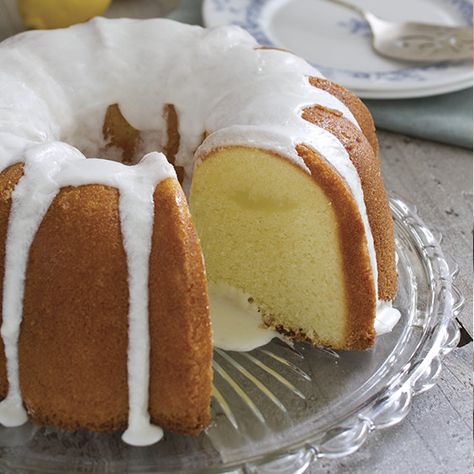 Impress guests with this Old-Fashioned Lemon Pound Cake. 5 Flavor Pound Cake, Five Flavor Pound Cake, Doberge Cake, 7 Up Cake, Lemon Pound Cake Recipe, Cream Cheese Pound Cake, Lemon Pound Cake, Pound Cake Recipes, Sweet Chocolate