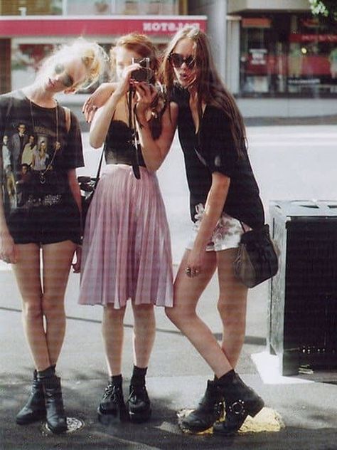 Tumblr Grunge Outfits, Grunge Chic Style, Indie Outfits Grunge, Soft Grunge Outfits, Party Outfit College, Hipster Dress, Grunge Chic, Outfit Grunge, Tokyo Street Fashion