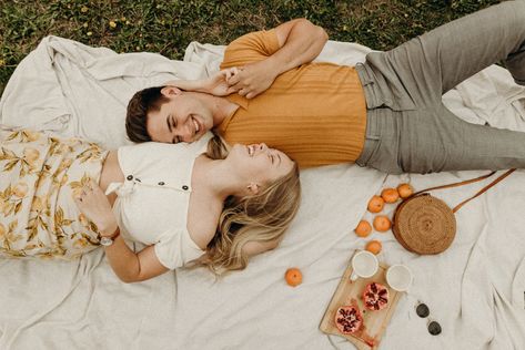 Picnic Ideas Photoshoot, French Inspired Engagement Photos, Pre Wedding Picnic Photoshoot, Indoor Picnic Photoshoot, Picnic Prenup Ideas, Picnic Prewedding Photoshoot, Engagement Photo Picnic, Picnic Couple Aesthetic, Picnic Couple Photoshoot