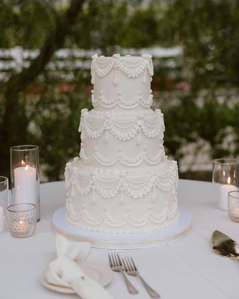 Lambeth cakes are all the trend! We are totally here for these retro beauties. These vintage buttercream cakes give me coquette vibes. Wedding Cake Piping, Bolo Vintage, Money Wedding, 3 Tier Wedding Cakes, White Veil, Classic Wedding Cake, Dream Wedding Cake, Wedding Cakes Vintage, White Wedding Cake