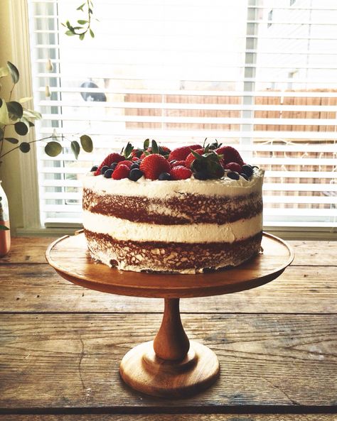 Victoria sponge cake with fresh berries and cream. Perfect summer cake. Victoria Sponge Cake Decoration Birthday, Victoria Sponge Birthday Cake, Victoria Sponge Cake Decoration, Sponge Cake Decoration Ideas, Victoria Sponge Wedding Cake, Fruit Sponge Cake, Victoria Cake, Cake With Fresh Berries, Sponge Cake Decoration