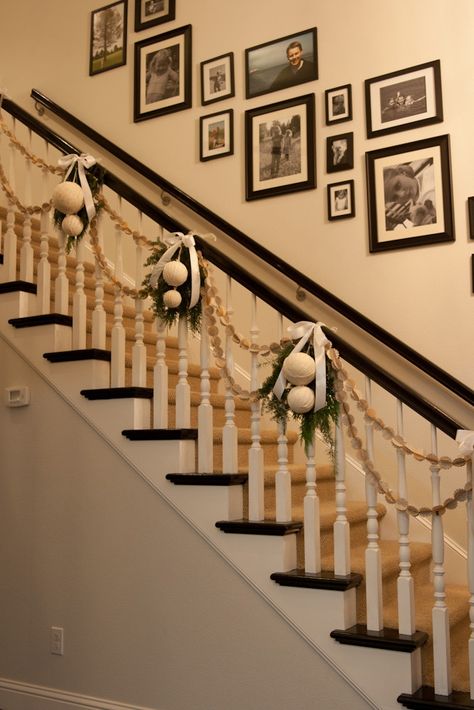 Garland Stairs, Christmas Banister, Christmas Stairs Decorations, Christmas Staircase Decor, Christmas Stairs, Christmas Decorations Apartment, Christmas Staircase, Diy Staircase, Diy Christmas Garland