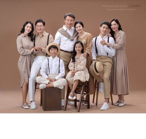 Family Portrait Photography Poses, Big Family Photo Shoot Ideas, Large Family Portraits, Studio Family Portraits, Family Potrait, Family Photo Studio, Family Portrait Outfits, Big Family Photos, Undangan Digital