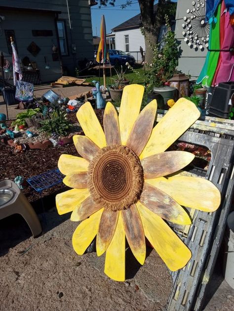 Recycle, Reuse and Repurpose! | Recycle ceiling fan blades into sunflowers. | Facebook Fan Blades Repurposed Ideas, Ceiling Fan Blade Crafts, Fan Blade Crafts, Recycle Projects, Ceiling Fan Blades, Garden Art Ideas, Diy Fan, Recycled Projects, Fence Gate