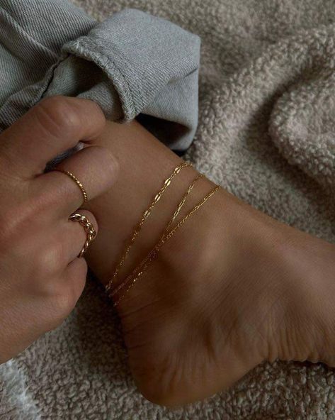 Anklet Stack, Anklet Ideas, Simple Gold Jewelry, Cute Anklets, Aesthetic Rings, Clean Girl Aesthetic, Gold Rings Simple, Gold Anklet, Photo Pose Style