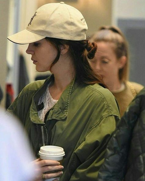 Lana Del Rey at the airport holding a coffee wearing a green army jacket and baseball cap Green Army Jacket, Lana Del Rey Outfits, Lana Rey, Elizabeth Grant, Army Green Jacket, Brooklyn Baby, Army Jacket, Lana Del Ray, At The Airport