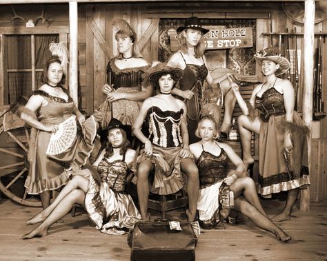 Saloon Girl Costumes, Old West Saloon, Burlesque Vintage, Old West Photos, Western Saloon, Old Time Photos, Wild West Party, Saloon Girls, Western Artwork