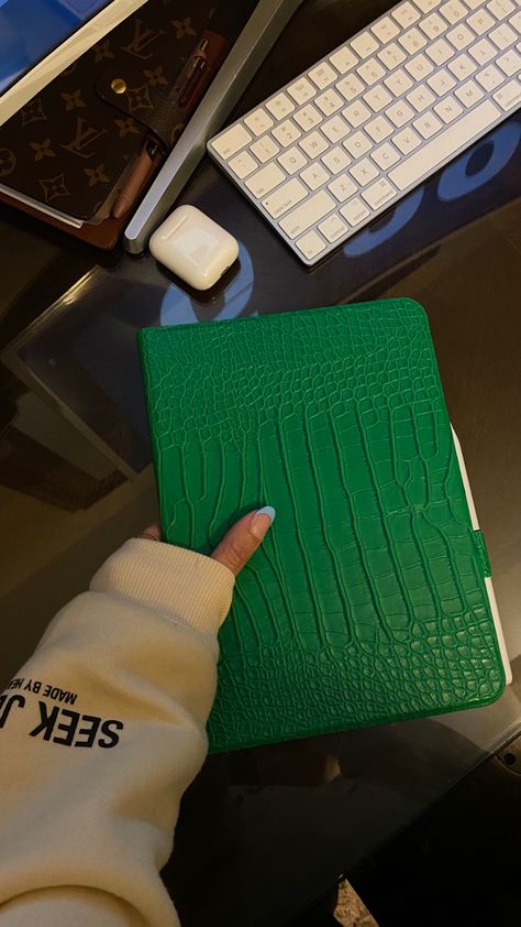 I Pad Accessories Aesthetic, Ipad Air Case Aesthetic, Green Ipad Aesthetic, Ipad Cases Aesthetic, Ipad Cover Aesthetic, Ipad Case Green, Ipad Case Ideas, Ipad Uses, Ipad Mini Aesthetic