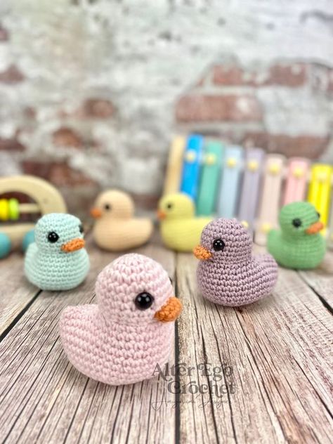 Amigurumi pattern Crochet Unique, Crochet Mignon, Confection Au Crochet, Crochet Keychain Pattern, Crochet Simple, Fun Crochet Projects, Chale Crochet, Crochet Keychain, Diy Crochet Projects