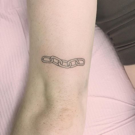 Chain link tattoo by Jen Wong inked on the left triceps Chain Fence Tattoo, Link Tattoo Ideas, Ic3peak Aesthetic, Chain Link Tattoo, Link Tattoo, Cage Tattoos, Chain Tattoo, Belly Tattoos, Ribcage Tattoo