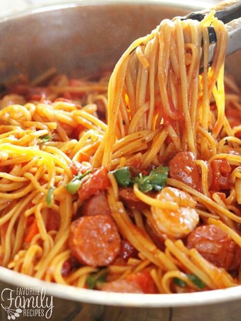 Easy One Pot Jambalaya Pasta One Pot Jambalaya, Jambalaya Pasta Recipe, Jambalaya Pasta, Jambalaya Recipe, One Pot Pasta Recipes, Salad Pasta, Work Meals, One Pot Pasta, Cajun Recipes