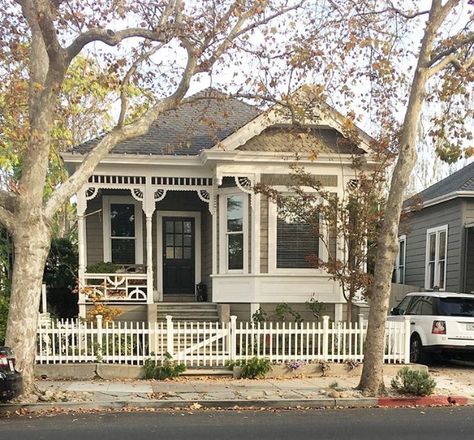 Bloxburg Appartement, Small Victorian Home, Small Victorian Homes, Small Victorian House, Folk Victorian House, Victorian Trim, Victorian House Colors, Temple House, Victorian Homes Exterior