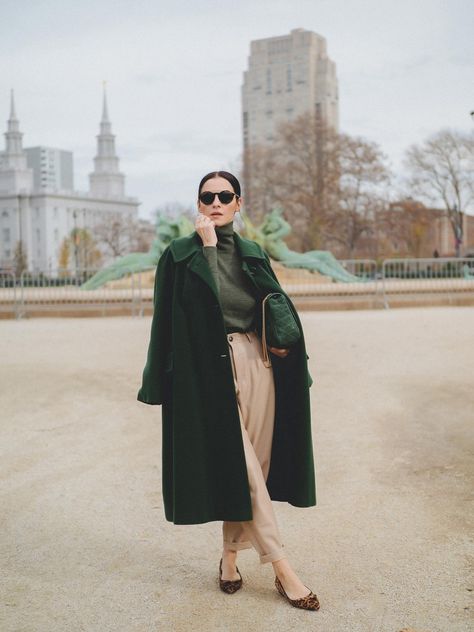 Bottle Green Outfit Women, Deep Colors Outfit, Deep Autmn Outfits, Dark Autumn Office Wardrobe, Winter Color Palette Outfit Ideas, Deep Autumn Street Style, Winter Pallette Outfit, Dark Autumn Outfit Ideas, Autumn Colour Outfits