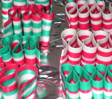 Candy ribbon made from clay Polymer Clay Ribbon Candy, Ribbon Candy Ornaments, Food Props Diy, Clay Ribbon, Christmas Bazaar Ideas, Christmas Ornament Ideas, Christmas Candy Easy, Home Decor Diy Ideas, Painted Rock Ideas