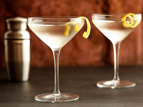 Classic Martini Martini Recipes Classic, Elderflower Martini, Dirty Martini Recipe, Sidecar Cocktail, Cocktail Experience, Classic Gin Cocktails, Perfect Martini, Classic Martini, Martini Bar