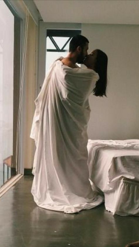 Romantic Photos Aesthetic, Image Couple, The Love Club, Mia 3, Relationship Goals Pictures, Cute Relationship Goals, Paros, Couple Shoot, Couple Aesthetic