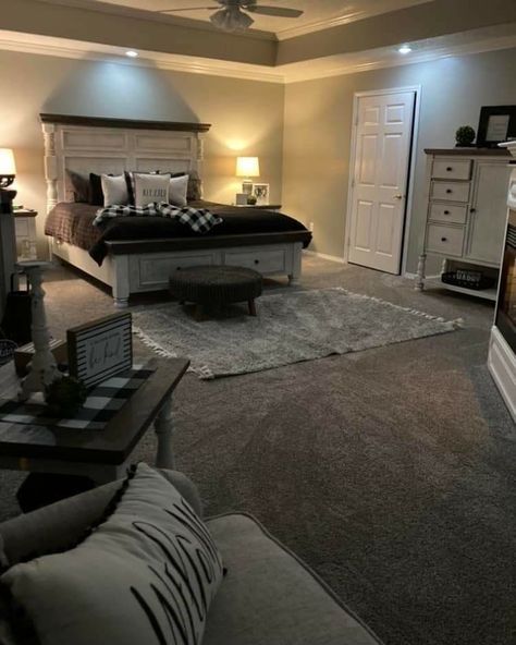 Big Bedroom Aesthetic Luxury, Basement Bedroom Ideas For Couples, Cute Master Room Ideas, Bedroom Idea For Couples, Room Ideas For Couples Bedroom, Master Bedrooms Decor Cozy Romantic, Suburban Bedroom, Bedrooms Ideas Master, Sitting Area In Bedroom