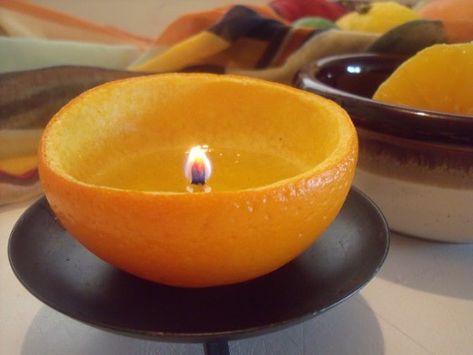 Make a natural citrus fruit candle using ingredients found in your kitchen! Follow this easy tutorial that teaches you how to make a candle out of an orange, grapefruit, lemon or lime. A life hack everyone should know in case of a power outage or emergency. Diy Orange Candle, Orange Peel Candle, Citrus Candle, Fruit Candles, Diwali Lights, Orange Candle, Deco Originale, Candle Craft, Homemade Candles