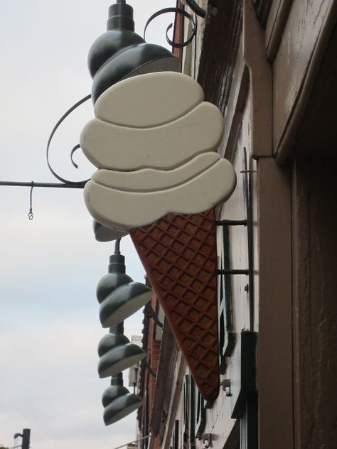 Ice Cream Shop Ice Cream Shop Interior Design, Retro Ice Cream Shop, Ice Cream Shop Sign, Ice Cream Shop Design, Ice Cream Sign, Ice Cream Place, Ice Shop, Ice Cream Business, Ice Cream Shops