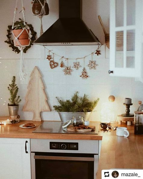 Image in Christmas collection by Shorena Ratiani Winter Kitchen Decor, Christmas Kitchen Decor Ideas, Preparing For Christmas, Best Kitchen Design, Scandinavian Christmas Decorations, Kitchen Design With Island, Christmas Dining Table, Neutral Christmas Decor, Kitchen Decor Ideas