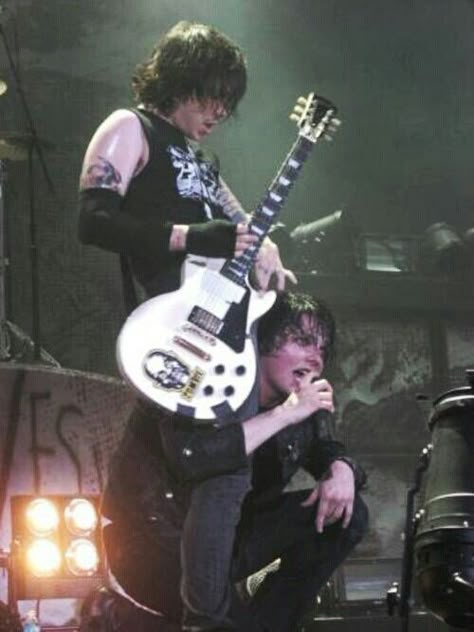 Frerard on stage Gerard And Frank, Frank Lero, Mcr Memes, I Love Mcr, Black Parade, Mikey Way, Frank Iero, Band Memes, Emo Bands