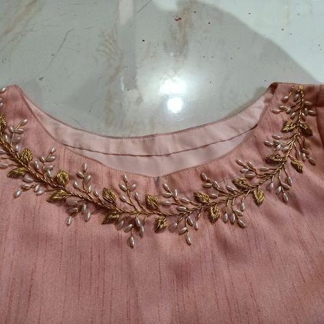 Neckline Embroidery Designs Blouses, Zardosi Work Kurti Design, Boat Neck Work Designs, Simple Zardozi Embroidery Designs Work Blouse, Neckline Beads Work, Hand Embroidery Designs For Neckline, Maggam Work For Dress Neck, Maggam Work On Kurtis, Neckline Handwork Designs