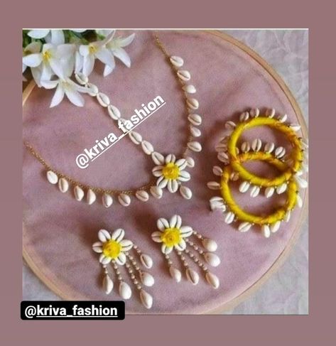 Cowrie Shell Jewelry For Haldi, Shell Jewelry For Haldi, Kori Jewellery, Jewelry For Haldi, Haldi Jewellery, Flower Jewellery For Haldi, Flower Jewellery For Mehndi, Diy Crafts Earrings, Cowrie Shell Jewelry