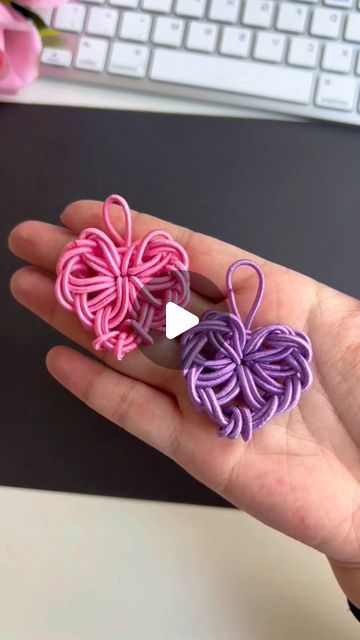 paper crafts creator on Instagram: "Use rubber bands to make a heart, very beautiful  #parentchildcrafts #handmadediy #kindergartencrafts #valentinesdaygifts #creativecrafts #rubberbandart #diyheart #kidscrafts #simplecrafts #handmadegifts" Rubber Band Crafts Diy, Rubber Band Crafts, Kindergarten Crafts, Rubber Band, Rubber Bands, Creative Crafts, Crafts Diy, A Heart, Easy Crafts