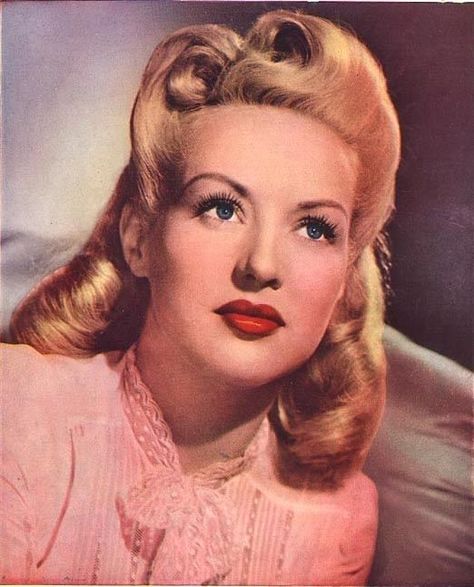 1940s Makeup, Cabelo Pin Up, 40s Mode, Retro Updo, 40s Hairstyles, Betty Grable, Victory Rolls, 1940s Hairstyles, Pin Up Vintage