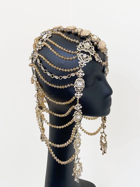 Is a gold color wedding headpiece for brides, who like an extravagant look Of a crystals and filigree surround the head You will look great, awesome and special in this headpiece If you are interested in the necklace that is on the model in the video, you can watch it by clicking on the link https://www.etsy.com/listing/611801450/gold-necklacelong-necklacegold-body?ref=listing_published_alert Alia Atreides, Gold Headpiece Wedding, Festival Headpiece, Headpiece Accessories, Wedding Hair Jewelry, Formal Jewelry, Goddess Costume, Wedding Headdress, Gold Headpiece