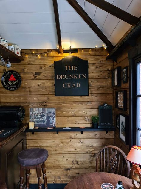 This Couple Builds A Mini Pub In A Garden, Stuns People With Its Handmade Interior Backyard Pub, Mini Cafeteria, Backyard Cafe, Garden Bar Shed, Home Bar Plans, Pub Shed, Pub Interior, Bar Shed, Pub Sheds