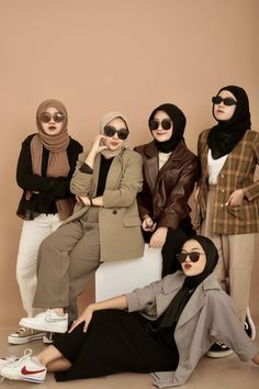 5 People Photo Poses, Brown Outfit Photoshoot, Group Photo Outfit Ideas, Dresscode For Group Hijab, Outfit Foto Studio, Poto Studio, Dress Batik Modern, Photo Yearbook, Yearbook Photoshoot